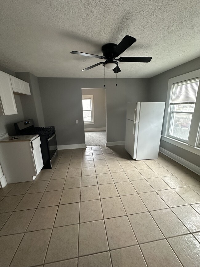 Building Photo - 4520 Bush Ave Unit 4