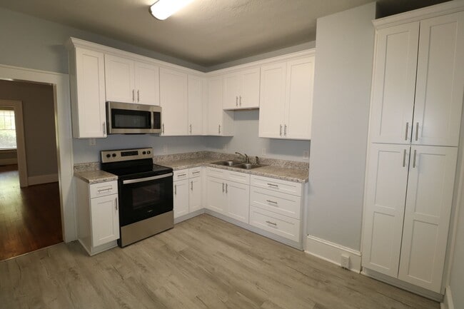 Photo - 2080 Queen St