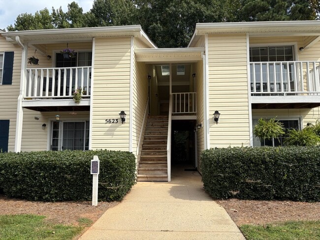 Building Photo - 2 Bedroom, 1 Bathroom Condo in Greensboro! Unit B