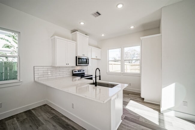 Photo - 8409 Schneider St