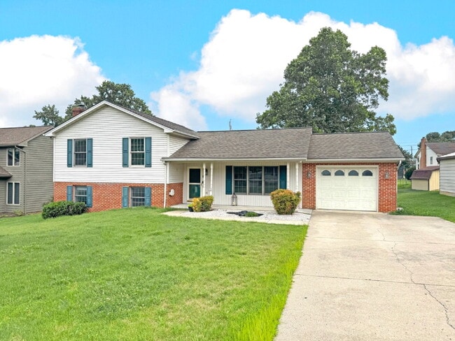 Building Photo - Charming tri-level with bonus space