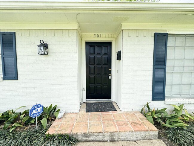 Photo - 301 E Park Ave