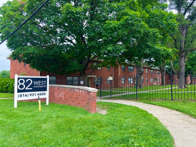 Building Photo - *VOUCHERS ACCEPTED* Spacious & Updated 2 Bedroom with Central A/C, Natural Light & Off-Street Par... Unit 8222-1