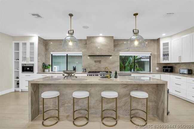 Photo - 319 S Riverside Dr