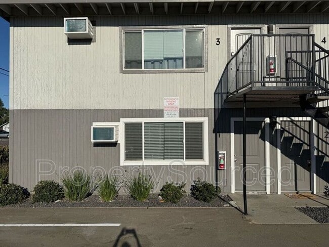 Building Photo - 911 E H St Unit 1