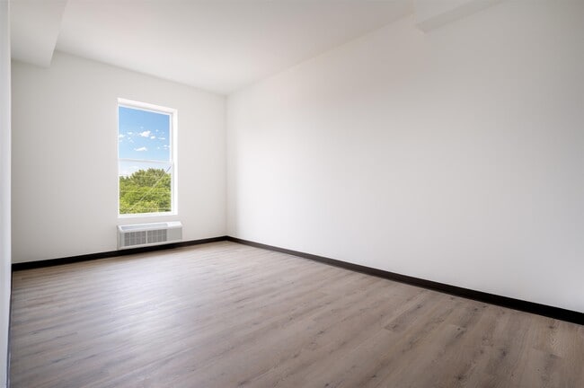 Photo - 857 Bergen Ave Unidad 204