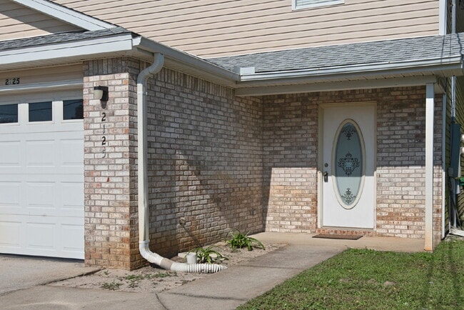 Photo - "Charming 3-Bed Townhouse Retreat with 2.5 Baths in Navarre !"