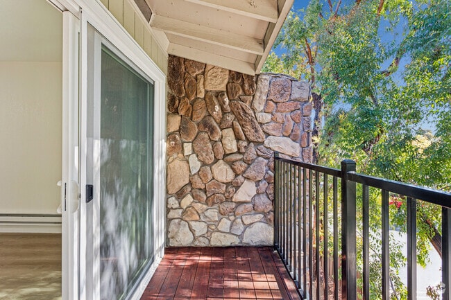 1BR, 1BA - 550SF - Balcony