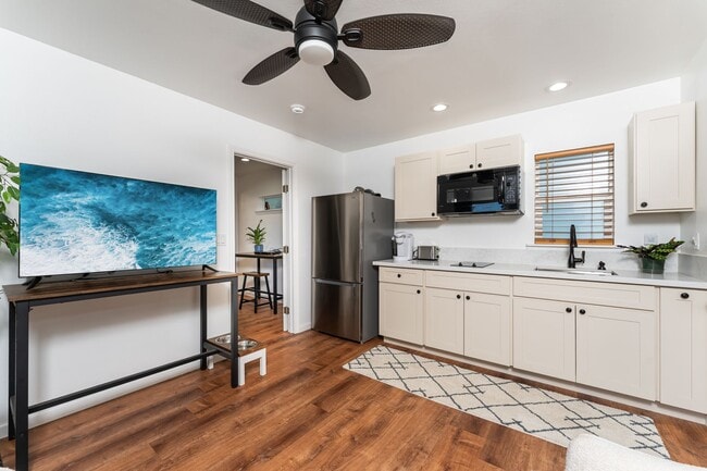 Building Photo - Unfurnished 1 bed/1 bath PET FRIENDLY - walk to beach, grocery, park