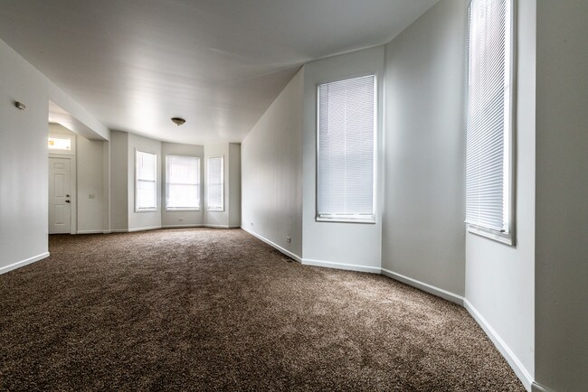 Living Room - 1008 N Menard Ave