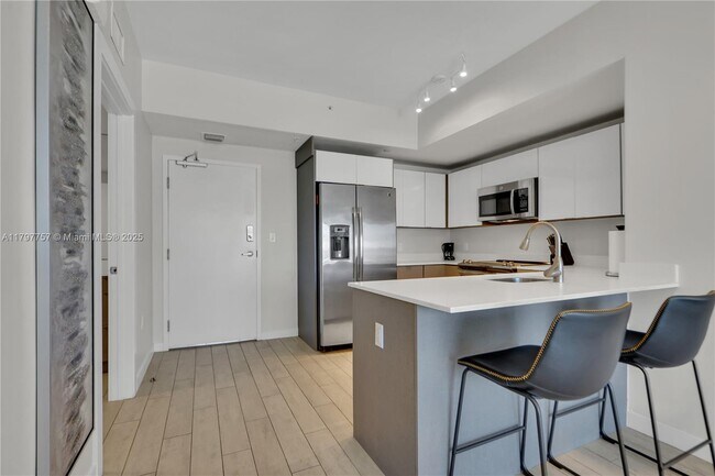 Photo - 321 NE 26th St Unidad 806