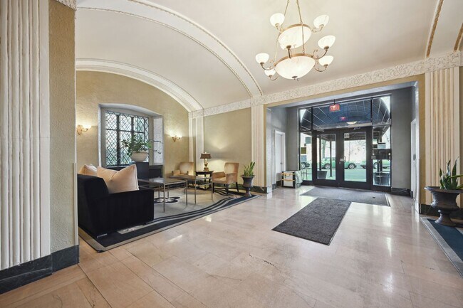 Photo - Beautiful, Lighted Filled Studio in Kalorama Heights!