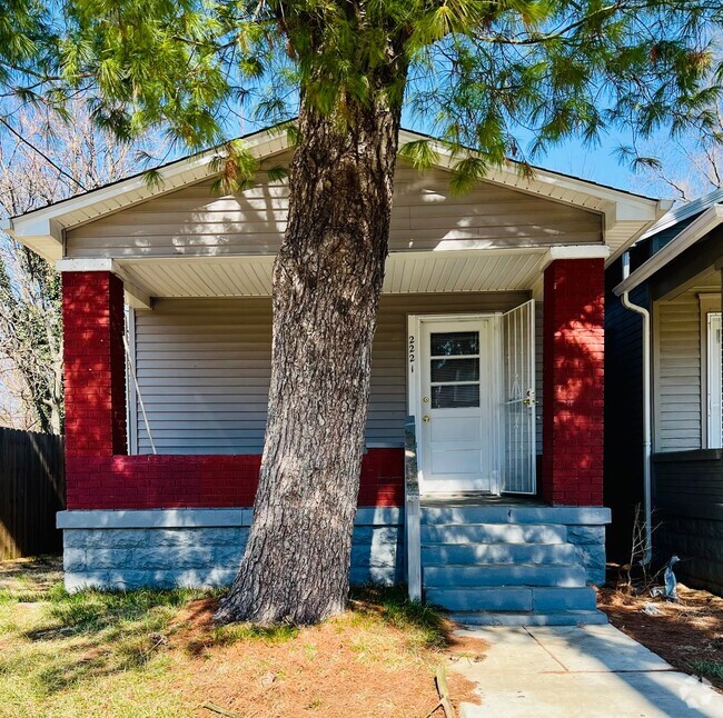 Building Photo - Newly remodeled 3 bedroom home in West Lou...