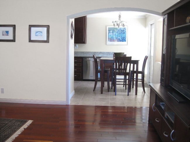 Building Photo - 3542 Kelton Ave