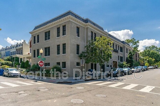 Building Photo - 1708 Newton St NW Unit #102