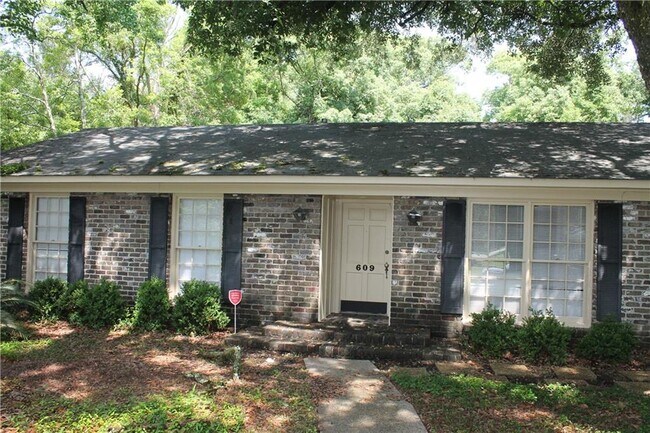 Photo - 609 E Barksdale Dr House