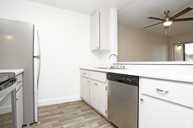 0BR,1BA-525SQ - San Leandro Racquet Club