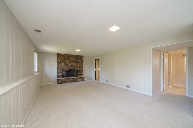 Photo - 16W700 Fern St