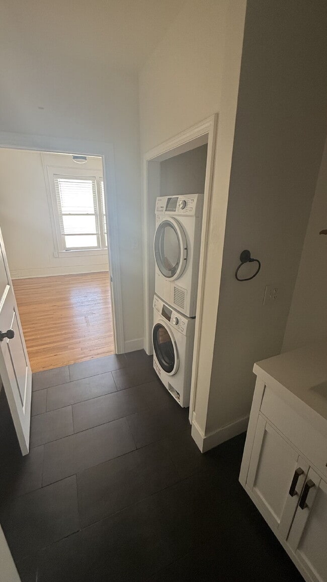 Building Photo - Cute, Convenient 2 bedroom, 1.5 bathroom apartment in the heart of Valdese! Unit 3