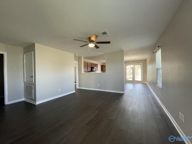 Photo - 200 Whitestone Dr NE