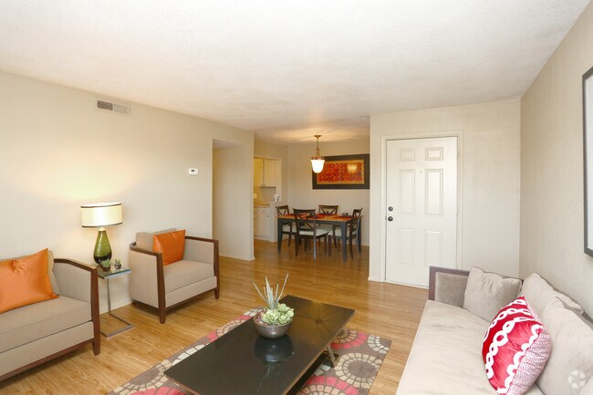 2BR, 1BA - 912SF - Living Area