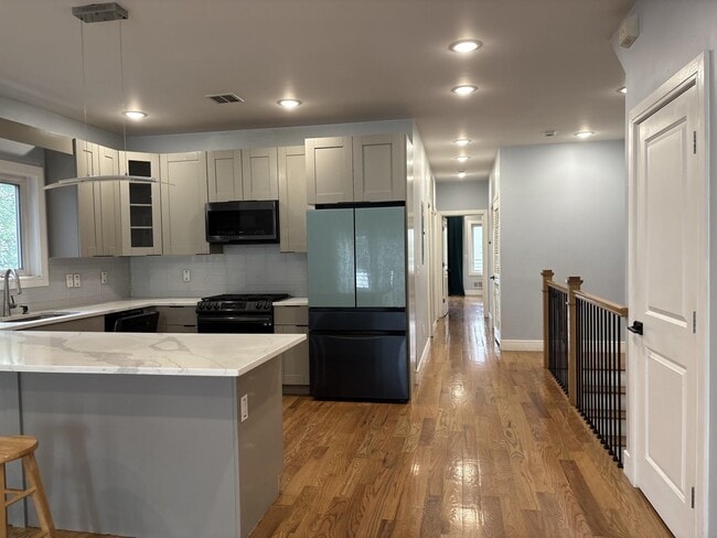 Building Photo - 251 Manhattan Ave Unit 1
