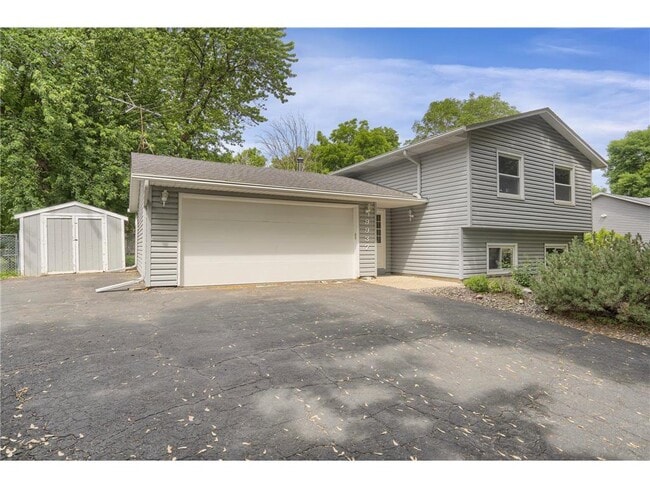Photo - 9937 Deerwood Ln N