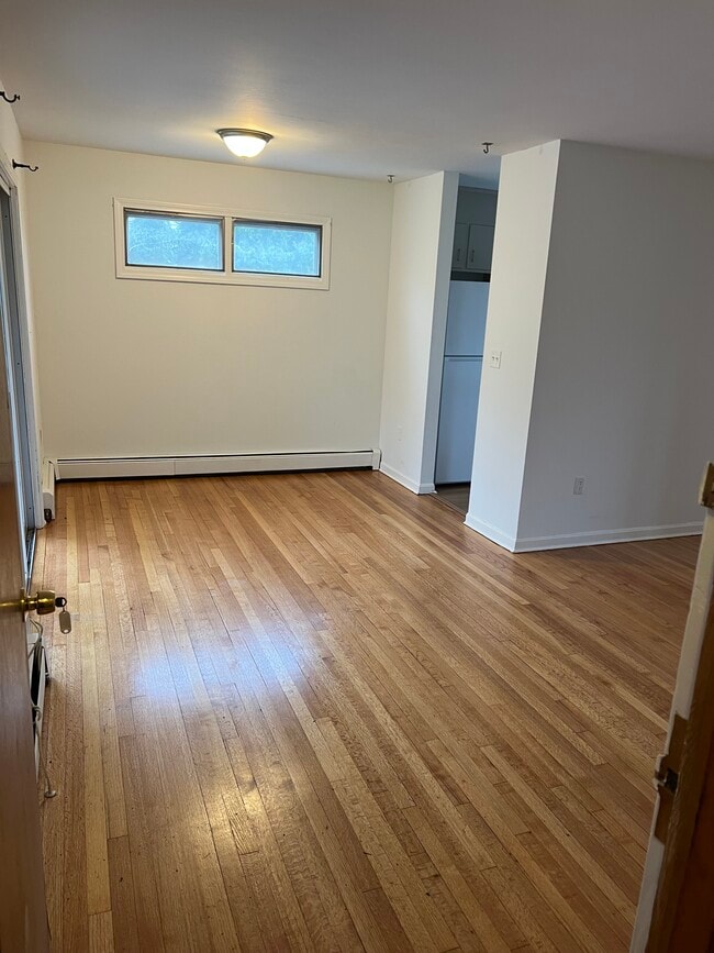 Building Photo - 17 Dow St Unit 2