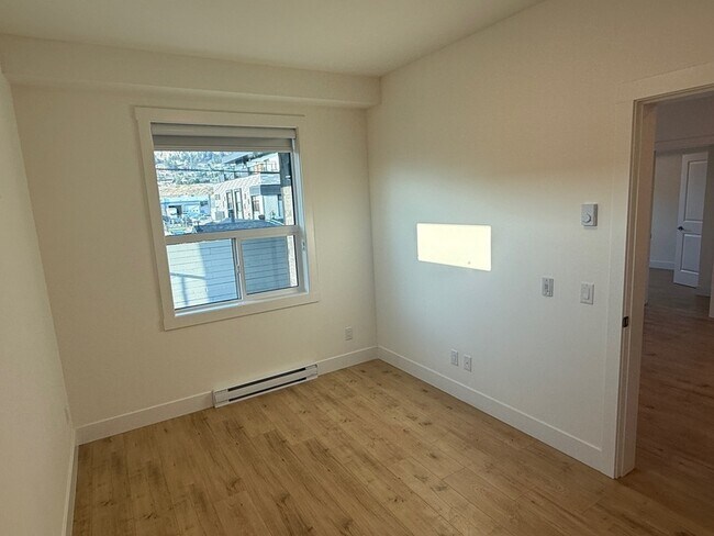 1036 Coronation Ave Unit 102