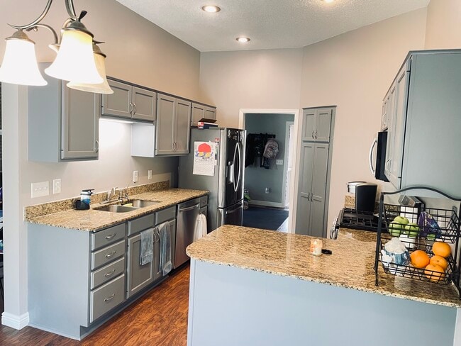 Kitchen - 16133 Logarto Ln