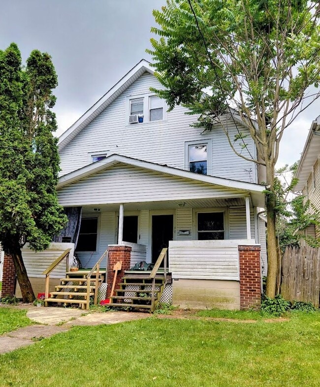 Building Photo - 98 E Mapledale Ave Unit 98