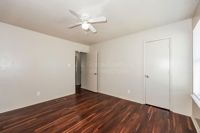 Photo - 5931 Shadydell Dr