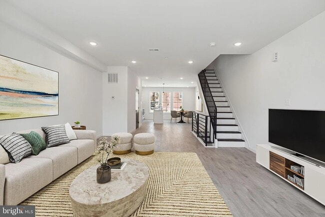 Building Photo - 5608 Florence Ave