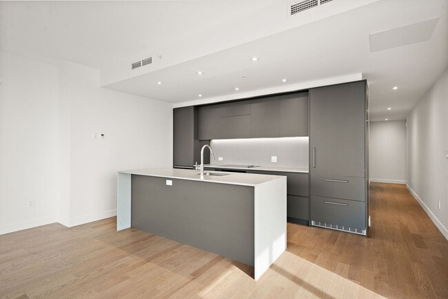 Photo - 1205 Pl. Phillips Unité 3710