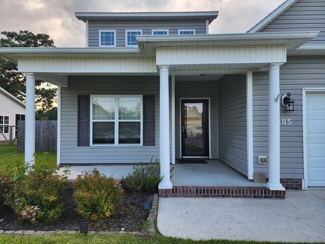 Photo - 3 Bedroom home with an upstair bonus room located in Swansboro. Showings Available!
