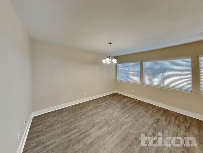 Photo - 823 Lightningbug Ln