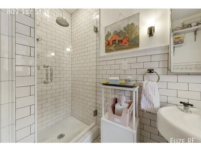 Photo - 809 1st St W
