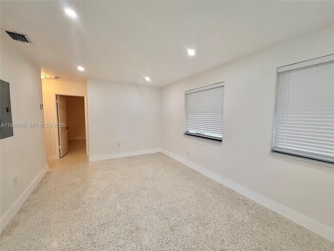 Photo - 3400 SW 17th St Unidad 1