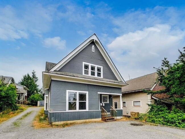 Building Photo - Large 6 Bedroom House Available in August!!