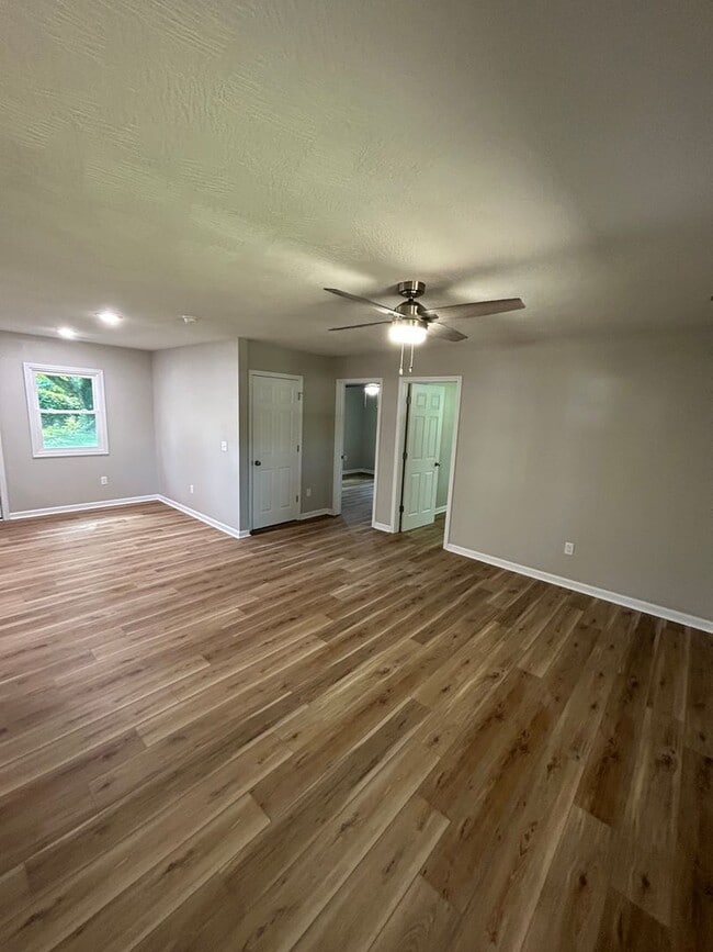 Photo - 3 bed / 1 bath House For Rent!