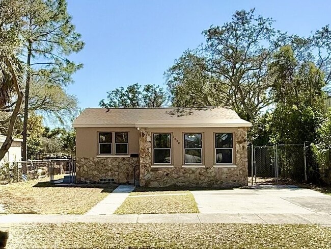 Building Photo - 1828 20th Ave S