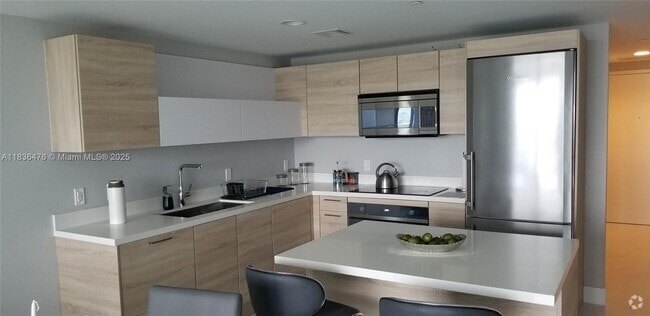 Building Photo - 16385 Biscayne Blvd Rental