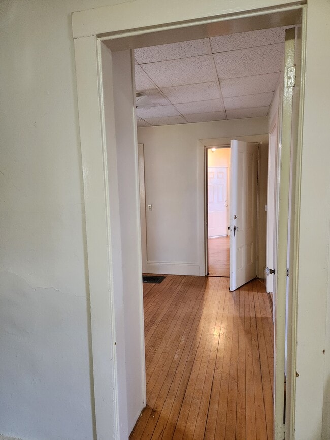 Mirando hacia la puerta principal desde la cocina. - 46 Saunders St Unidad FLOOR 1