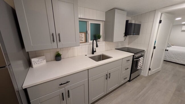Building Photo - 484 S Main St Unit Apartment/Casita