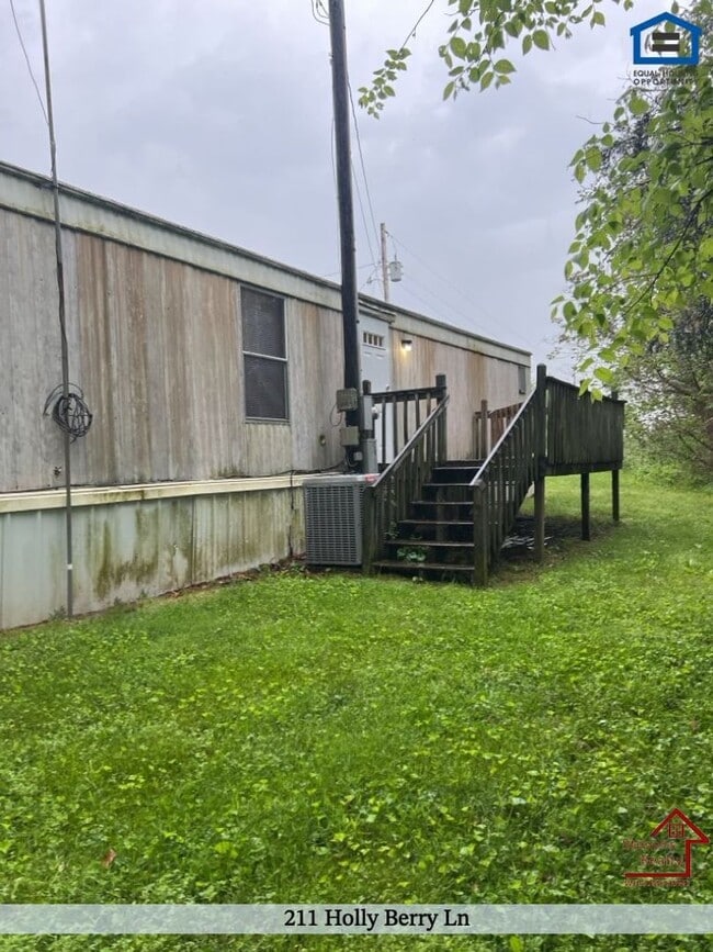 Photo - 211 Holly Berry Ln