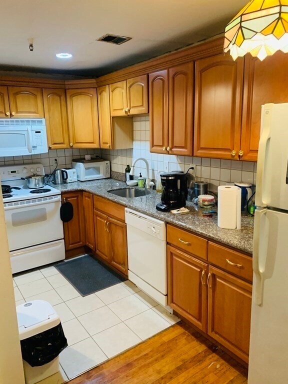 Building Photo - 167 Beacon St Unit 1 Rental