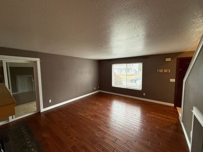 Photo - 1385 Emmons St NE