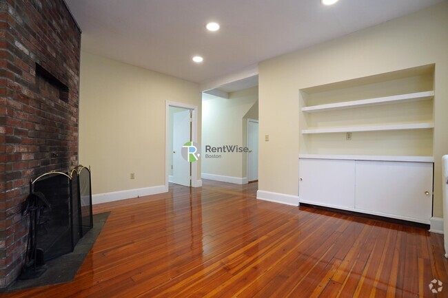 Building Photo - 82 Robbins St Unit 1 FIREPLACE/2 BATHS HT Rental