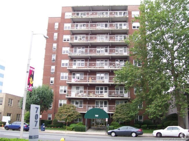 Building Photo - 700 Summer St Unit APT 7M