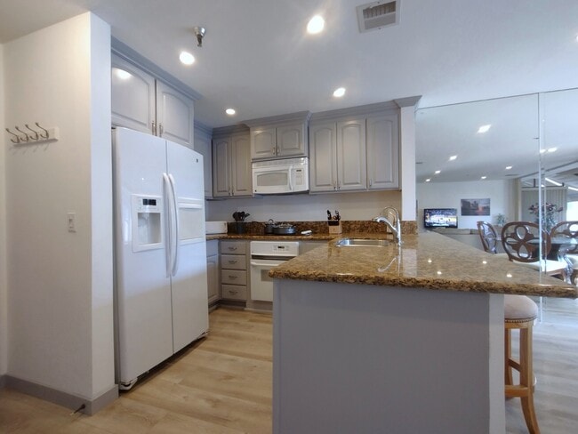 Kitchen/Indirect lighting throughout - 121 S Hope St Unidad 406